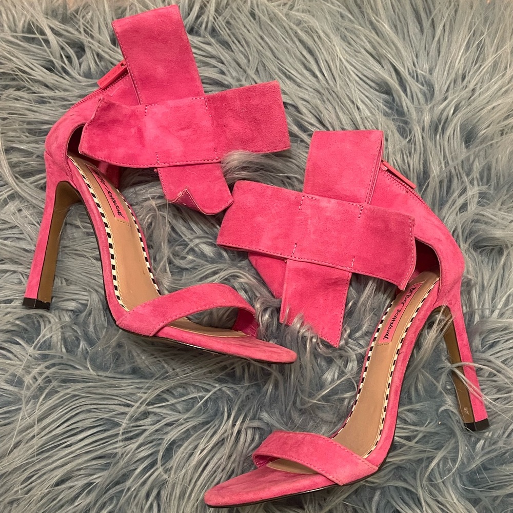 Adorable pink Betsey Johnson heels with bow